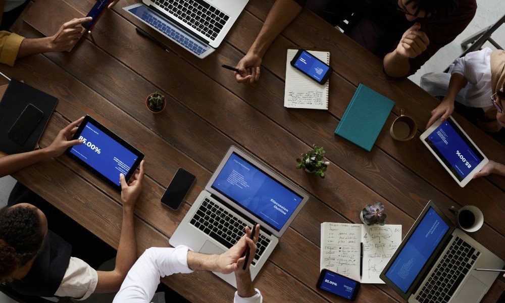 Estudo: brasileiros passam mais de 9 horas por dia conectados