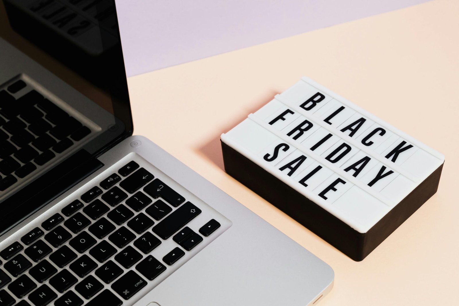 Brasileiros planejam gastar mais na Black Friday 2025
