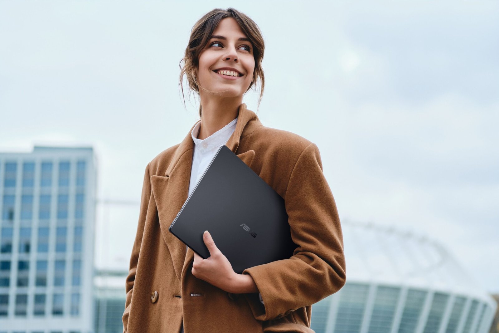 ASUS apresenta portfólio corporativo com foco em IA na CES 2026