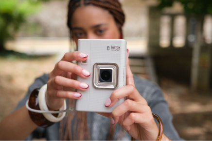 Nova Instax mistura foto instantânea e som