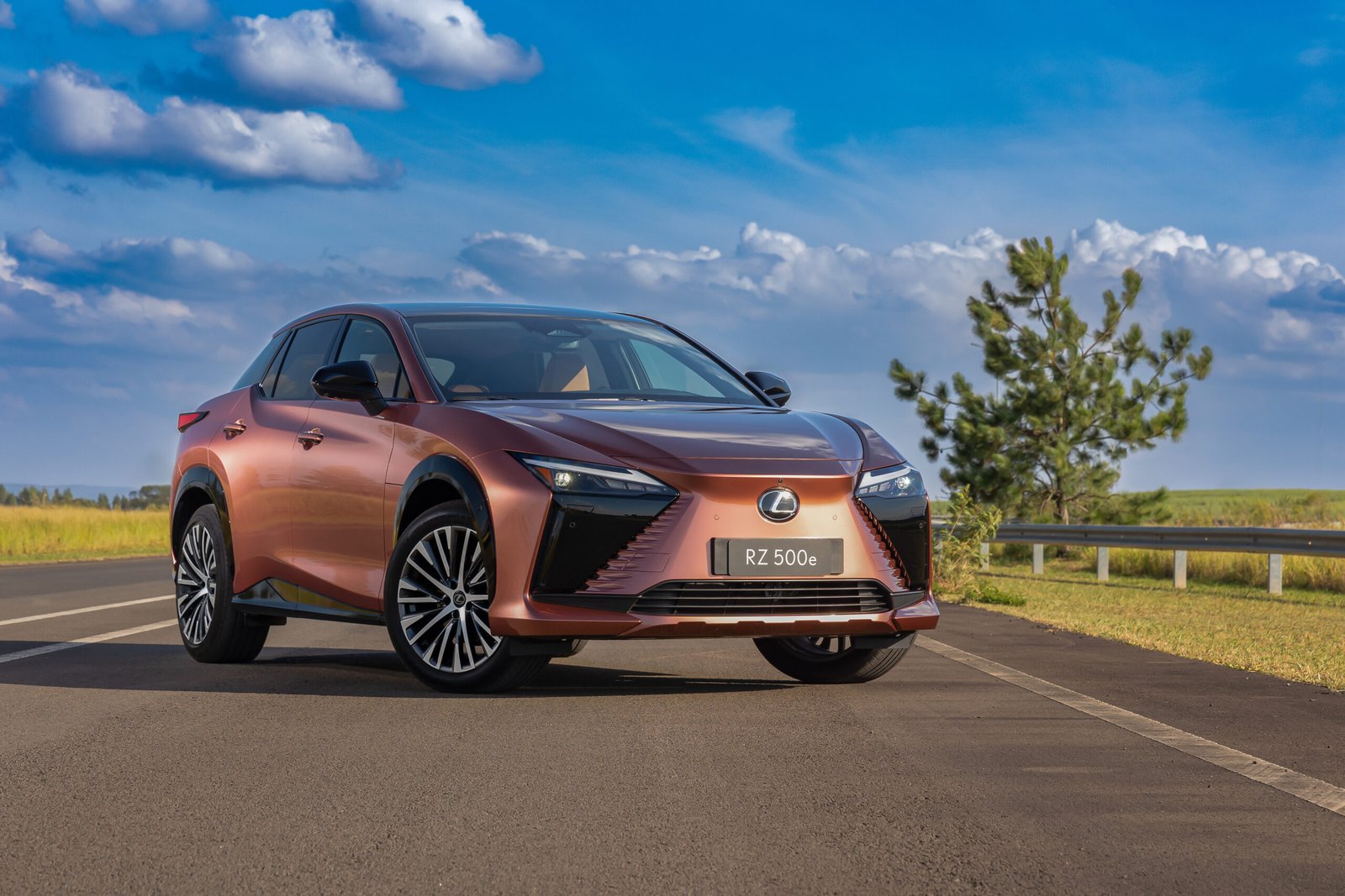 Primeiro elétrico da Lexus chega às lojas no Brasil