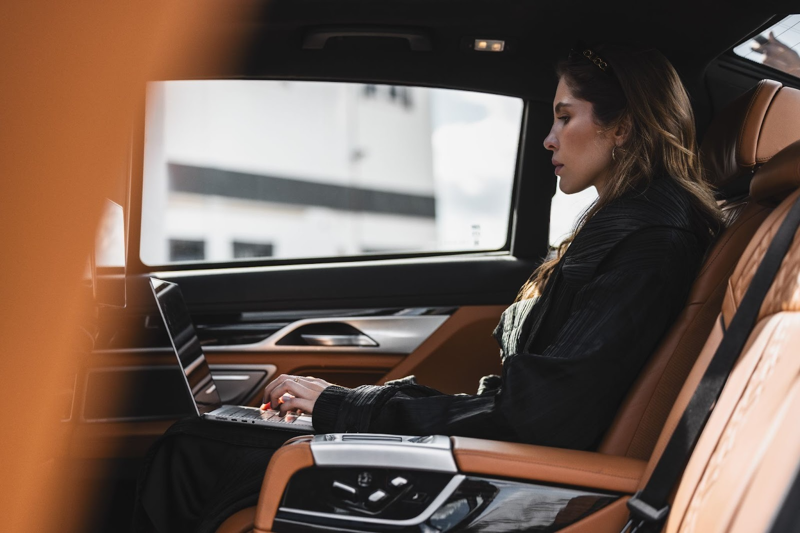Carro vira escritório móvel para executivos