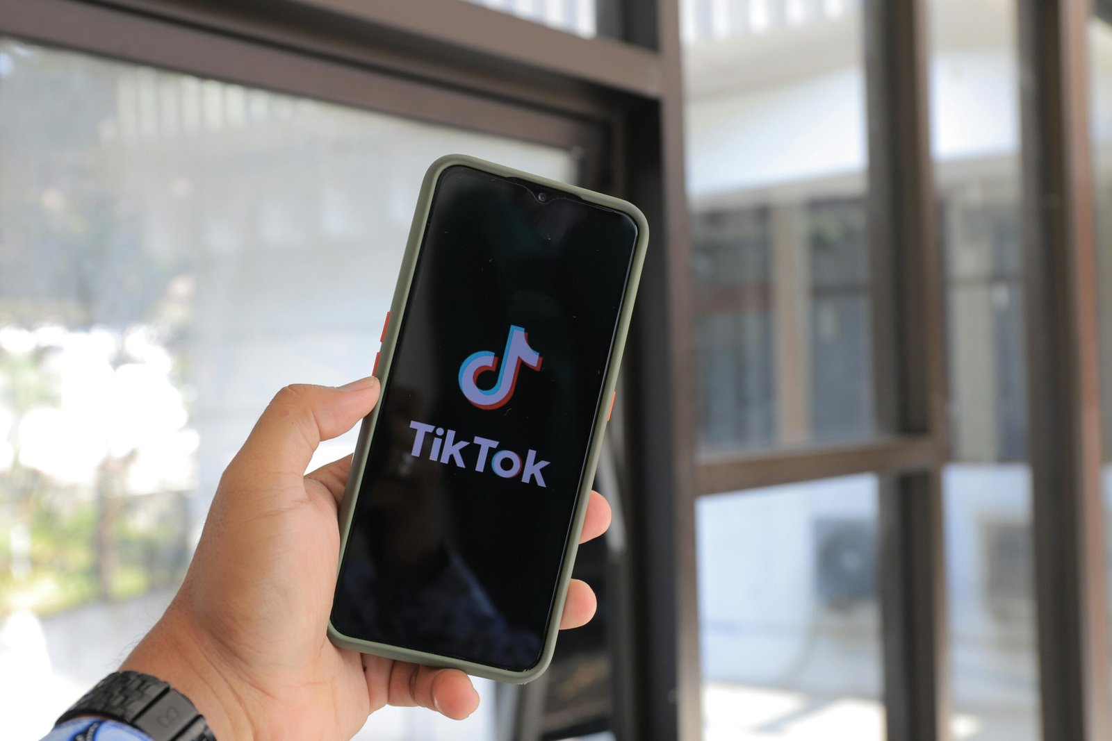 TikTok movimenta até R$ 37,3 bi na economia
