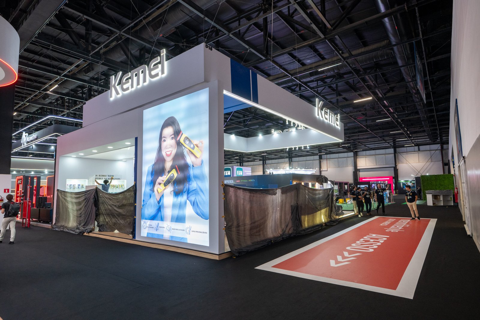Kemei transforma estande em salão de beleza e conquista visitantes na Eletrolar Show