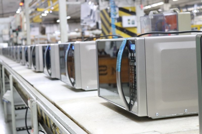 Fábrica da Electrolux alcança produção de micro-ondas recorde