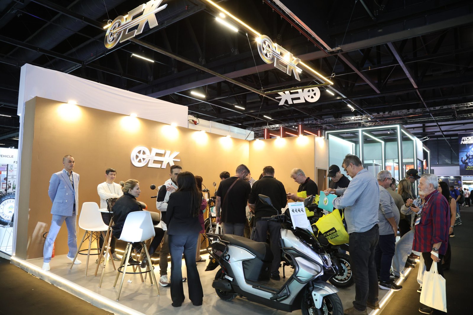 OEK aposta em motos elétricas carenadas e projeta expansão no varejo