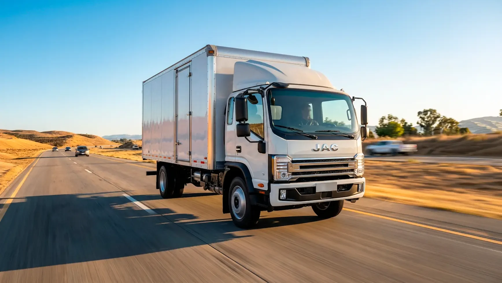 JAC Caminhões inicia distribuição dos primeiros veículos no Brasil