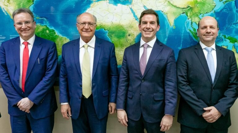 o vice-presidente da República, Geraldo Alckmin; o presidente da General Motors América do Sul, Thomas Owsianski; o vice-presidente da GM América do Sul, Fabio Rua; e o diretor-executivo de Engenharia de Produto da General Motors América do Sul, Ricardo Fanucchi.