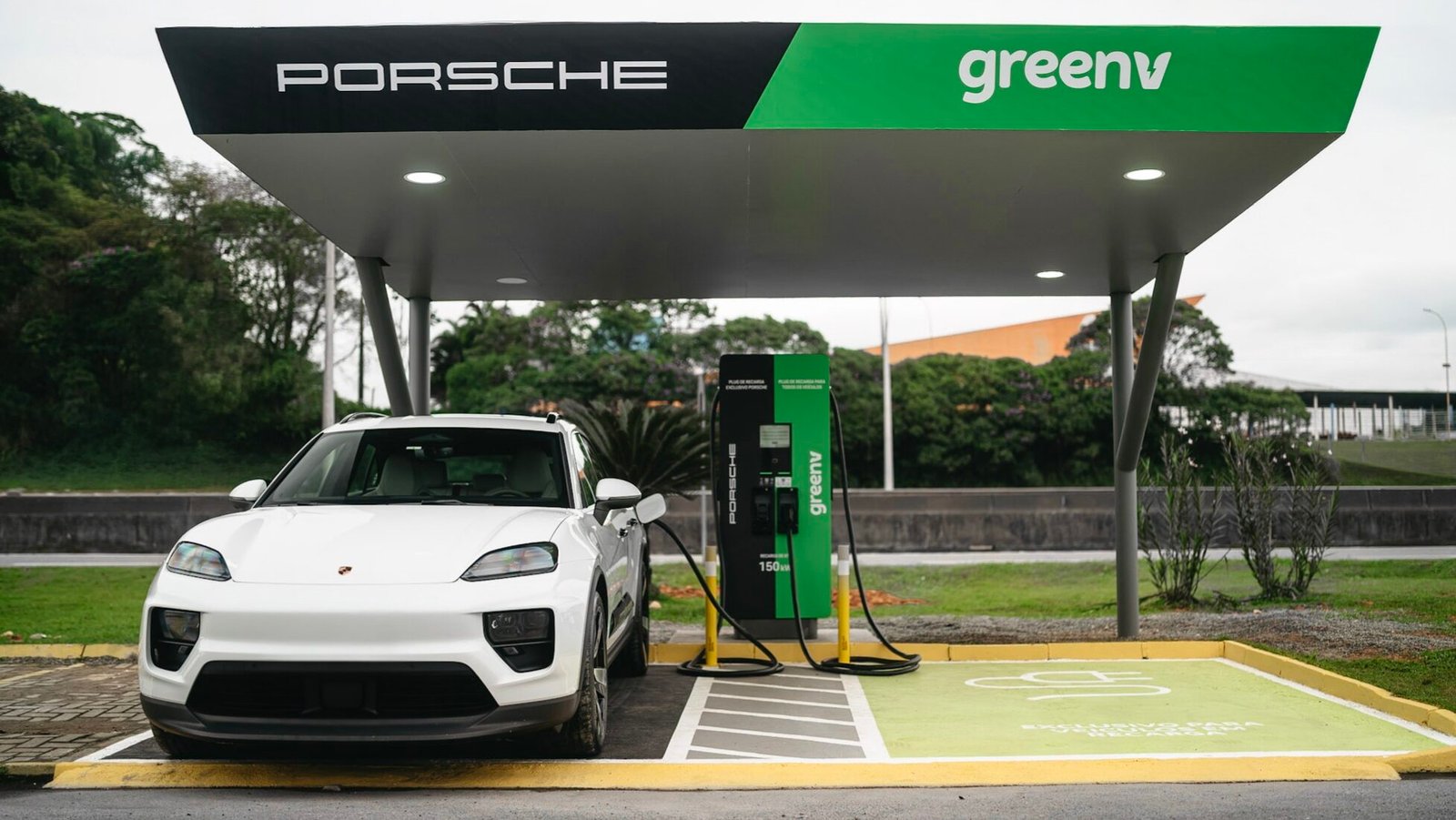 Porsche abre novo ponto de recarga na BR-101