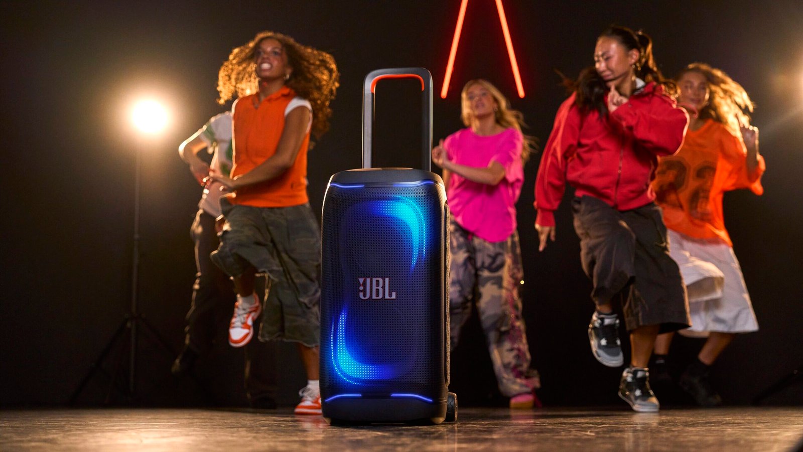 JBL PartyBox 330 combina som potente e IA