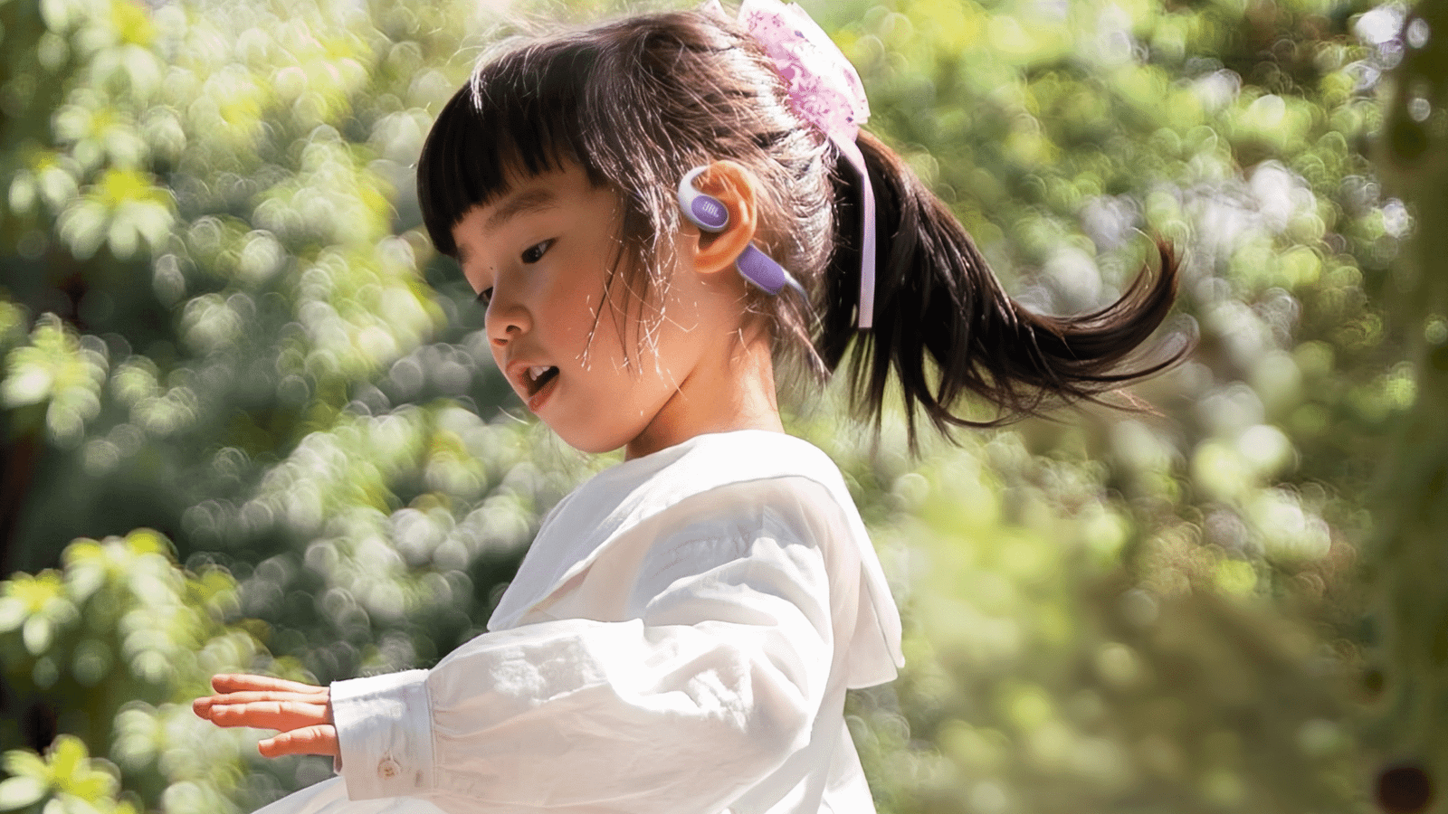 JBL Junior Free combina áudio open-ear e controle parental